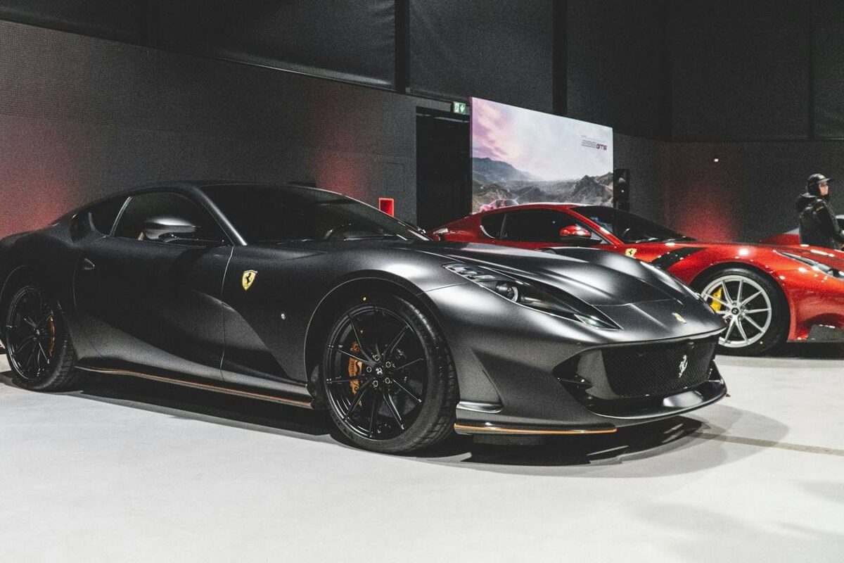 Ferrari 812 Competizione, vue trois-quarts avant