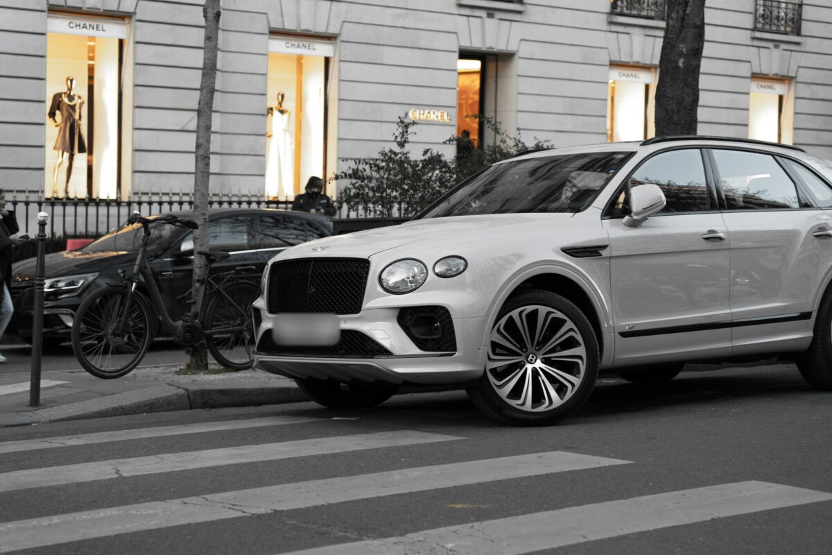 Bentley Bentayga blanche dans une rue de Paris