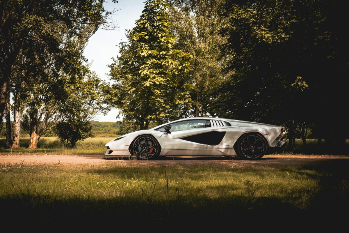 Lamborghini Countach LPI 800-4 blanche dans un parc