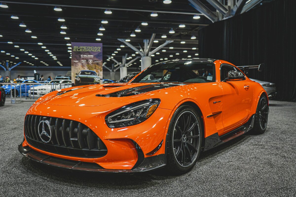 Mercedes-AMG GT Black Series orange dans un salon automobile