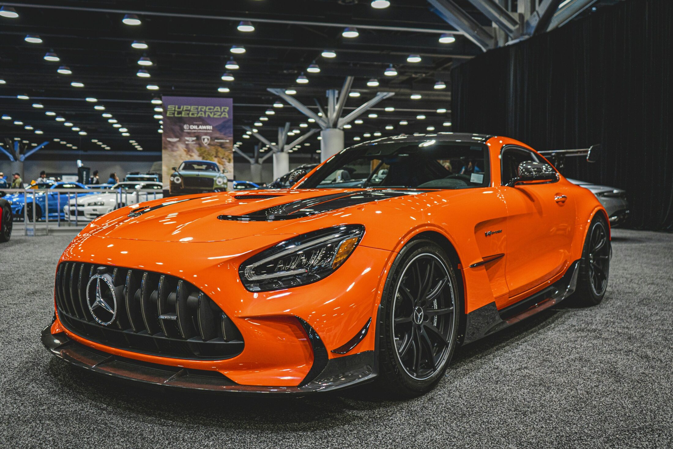 Mercedes-AMG GT Black Series orange dans un salon automobile