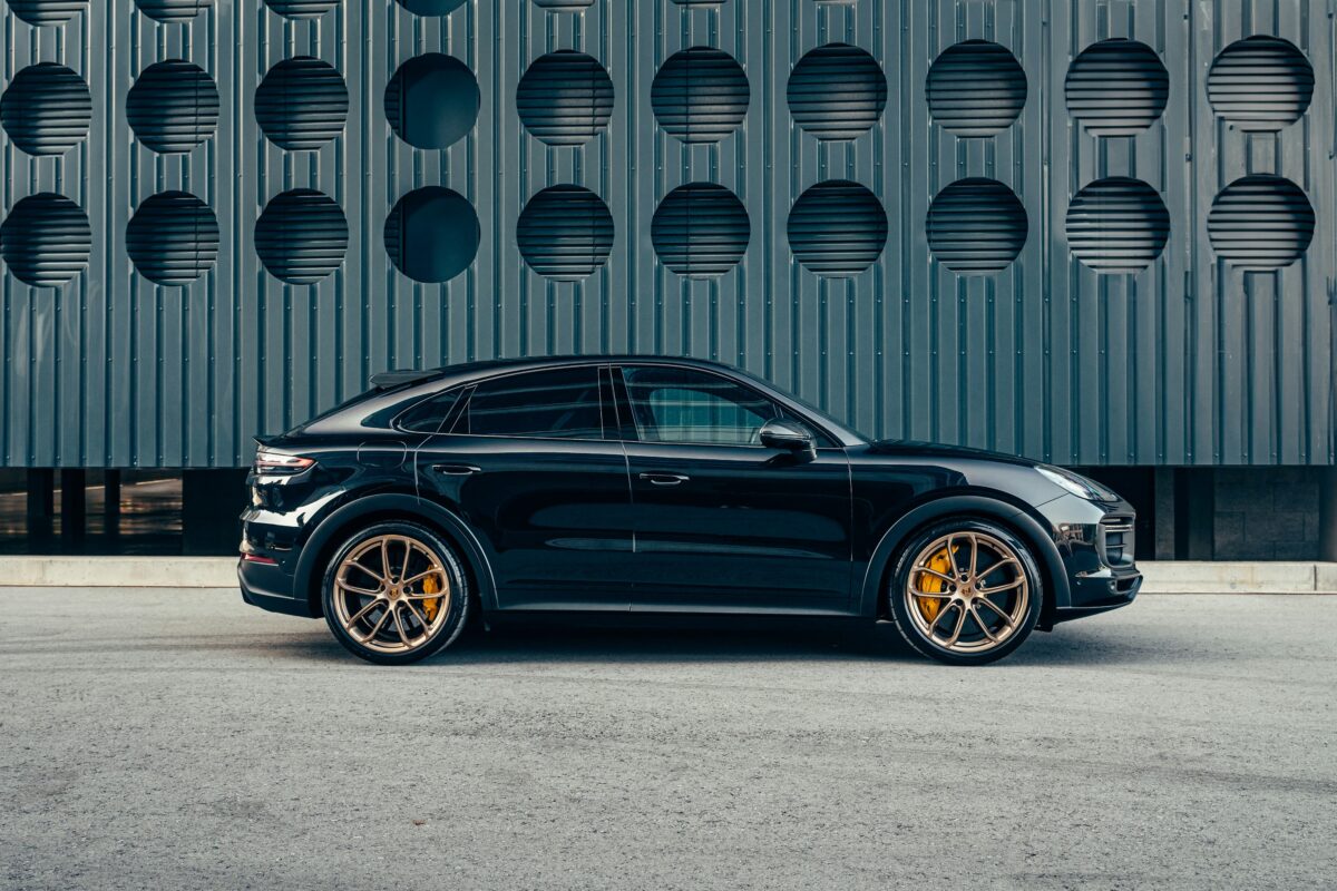 Porsche Cayenne Turbo GT noire de profil, jantes bronze