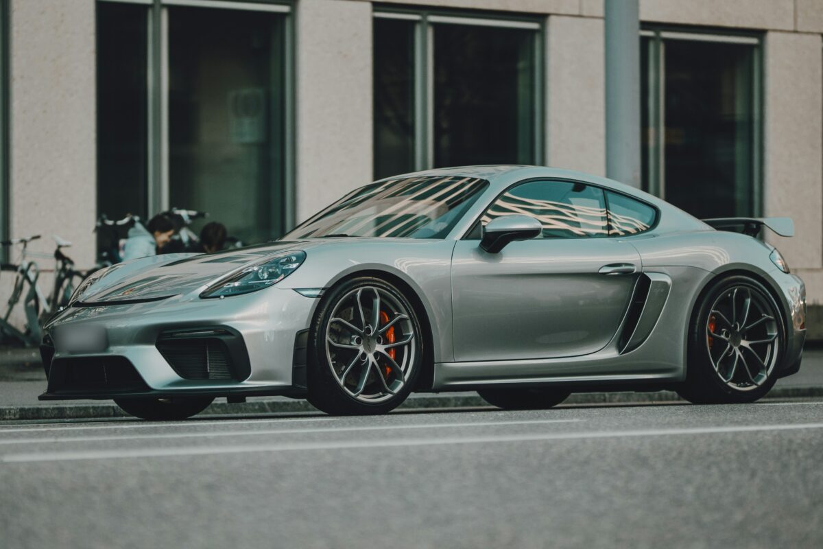 Porsche 718 Cayman GT4 argent garée en ville
