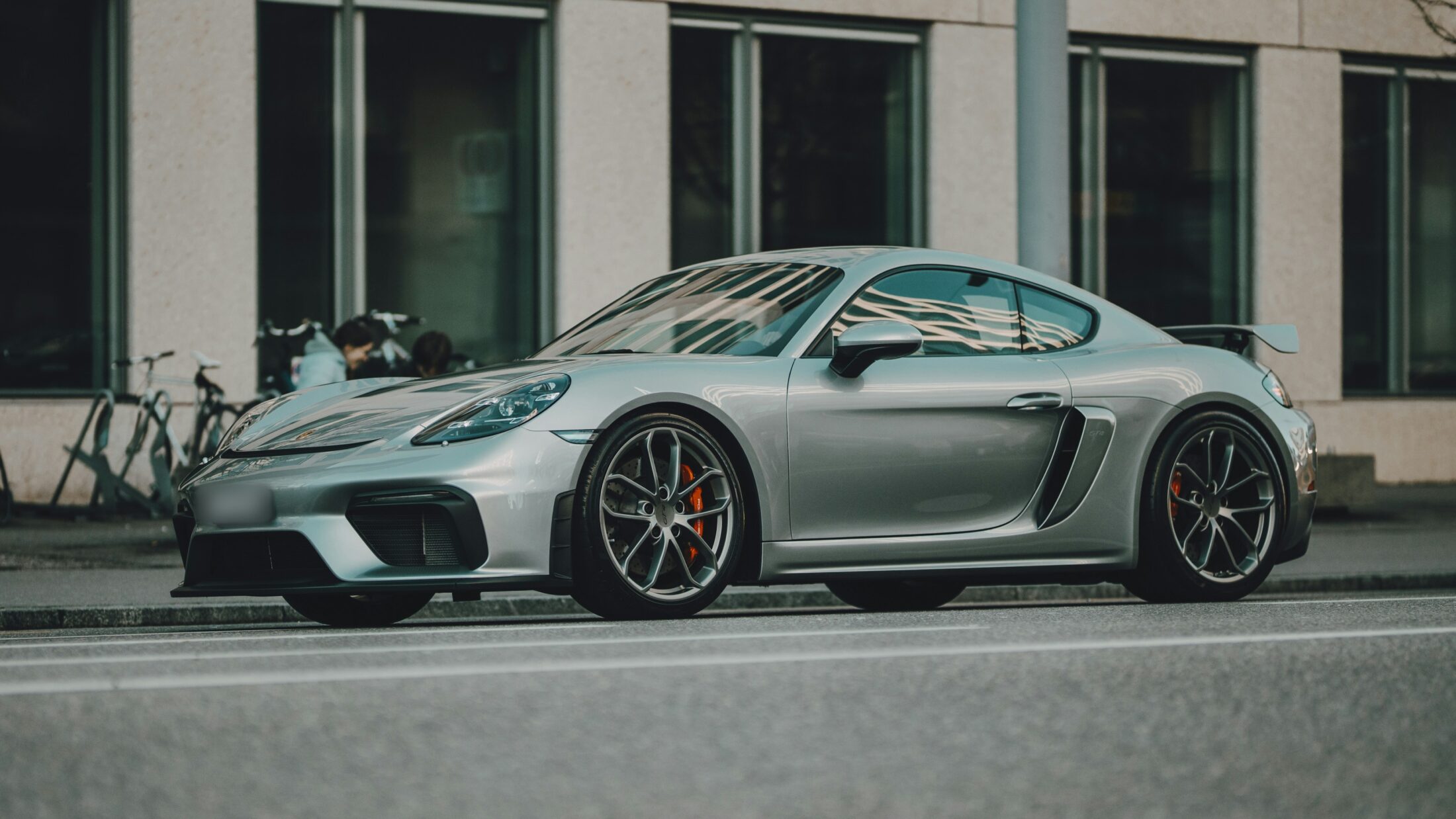Porsche 718 Cayman GT4 argent garée en ville