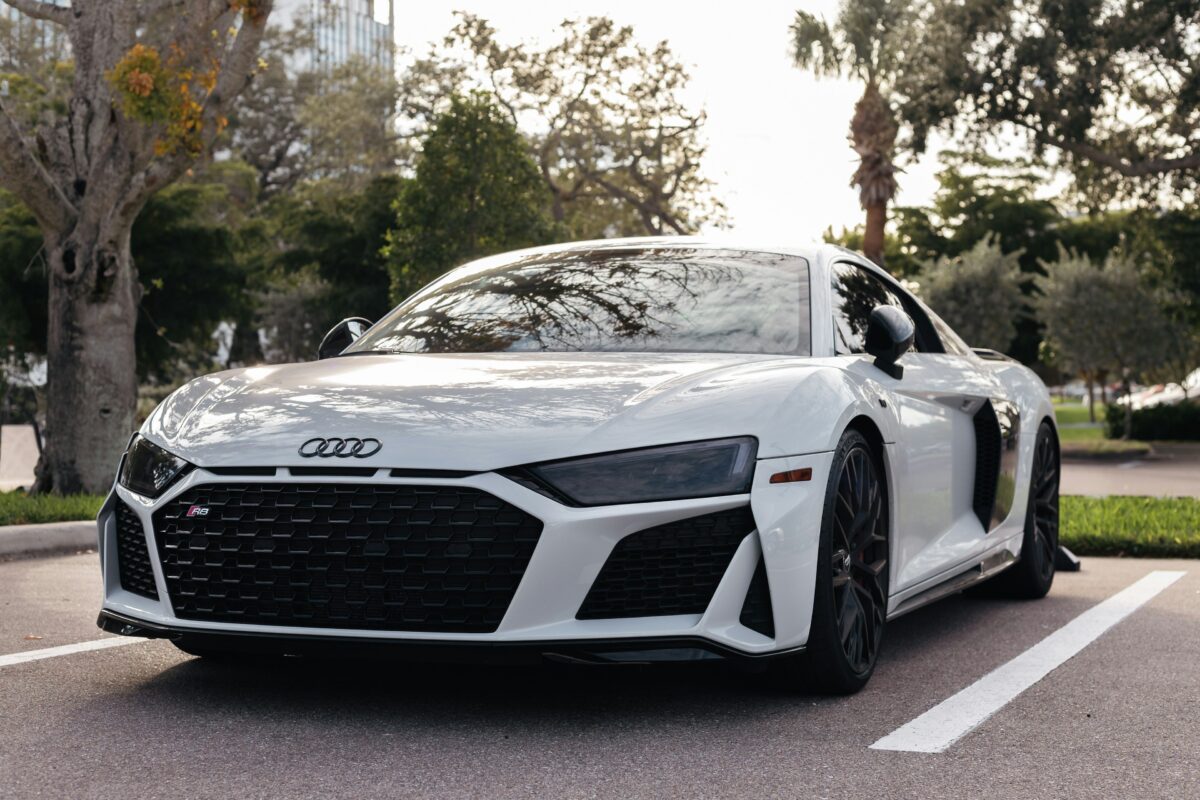 Audi R8 V10 performance blanche, vue de face