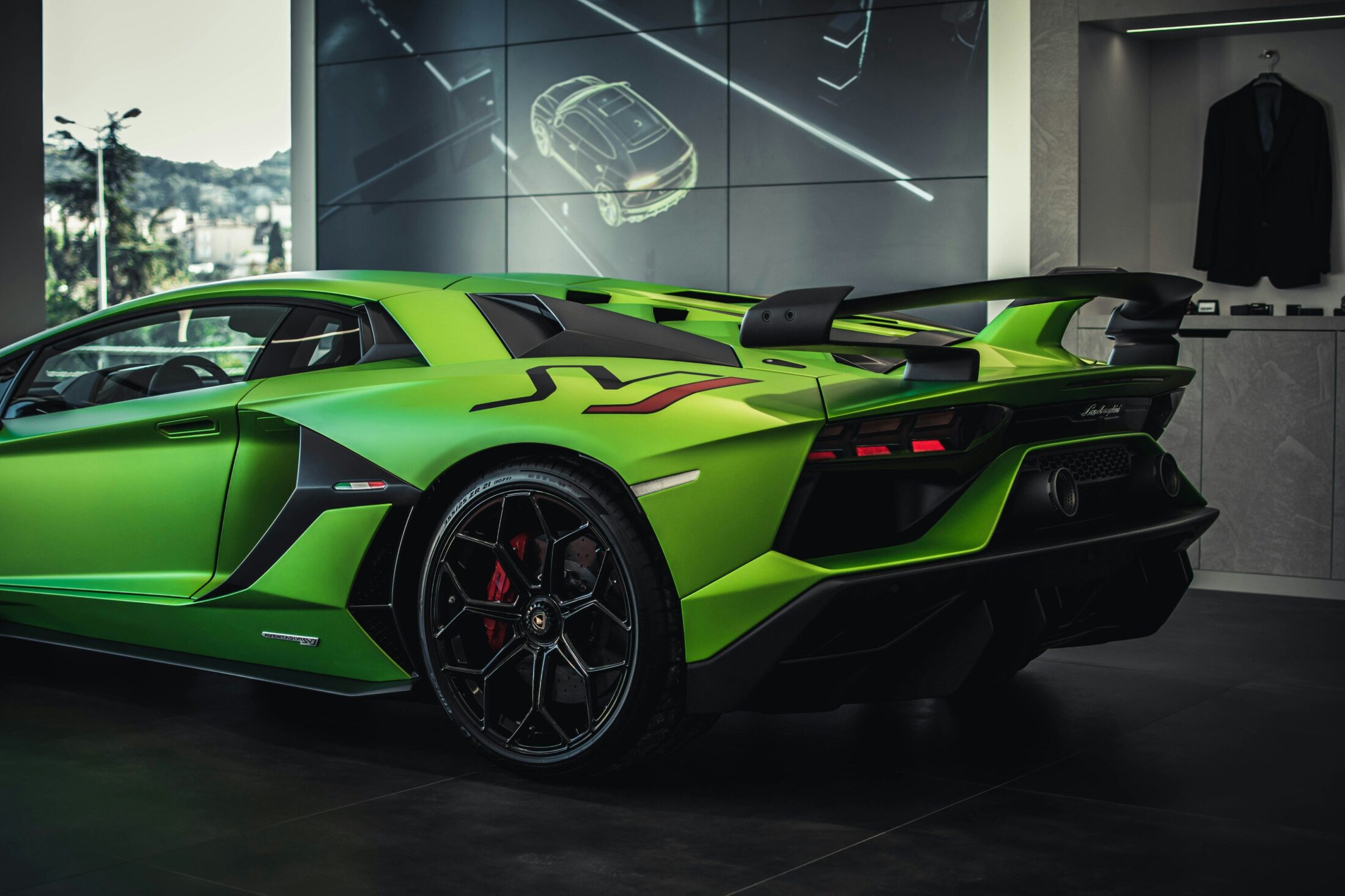 Lamborghini Aventador SVJ verte dans un showroom