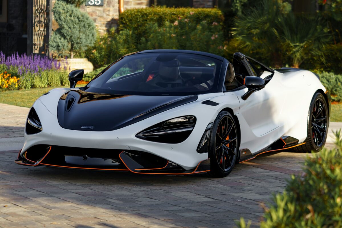 McLaren 765LT Spider blanche devant une villa