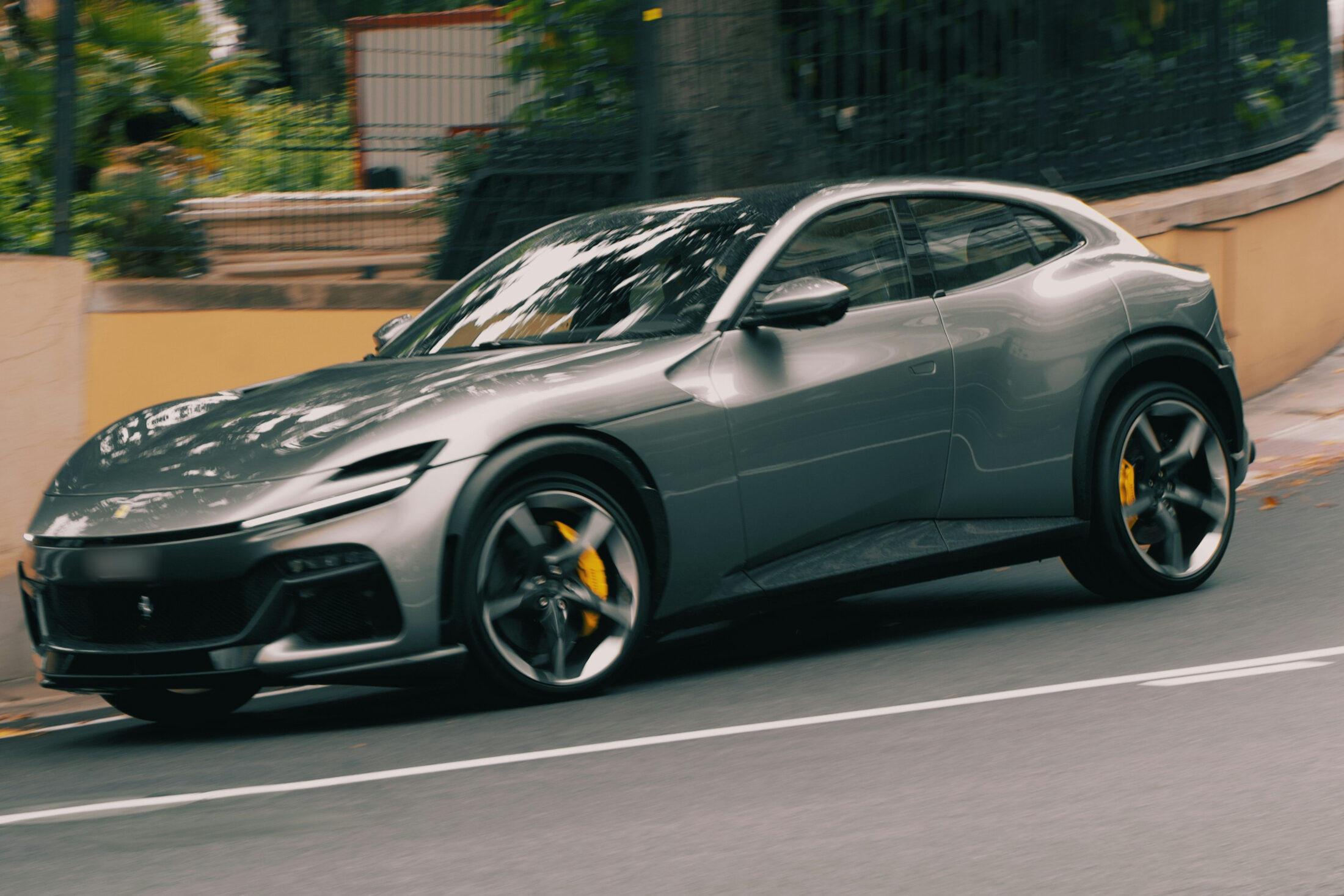Ferrari Purosangue grise en mouvement, vue trois-quarts avant