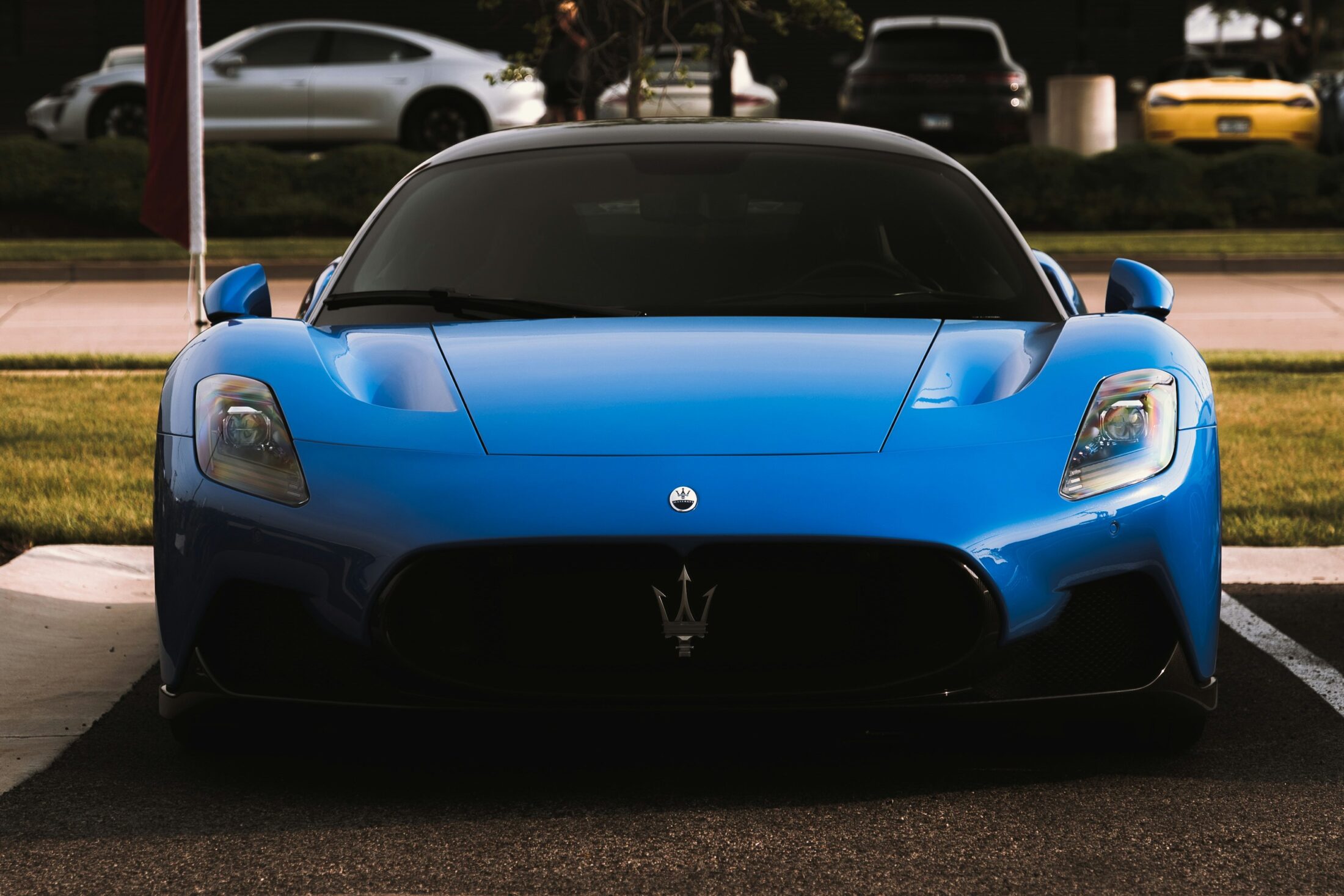 Maserati MC20 bleue, vue de face (la MCPura en est l’évolution)