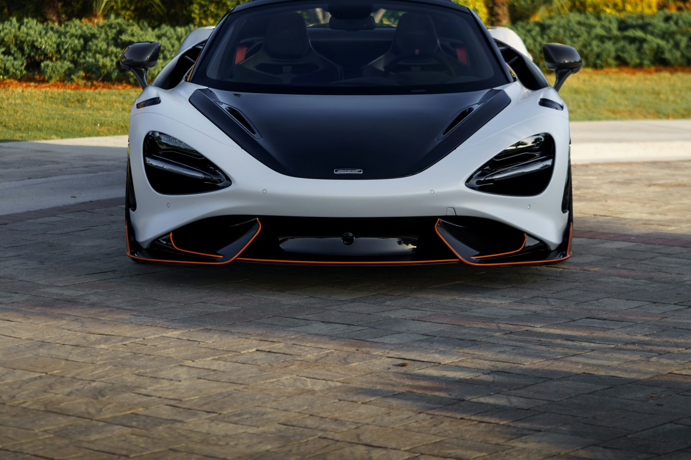McLaren 765LT Spider blanche, vue de face
