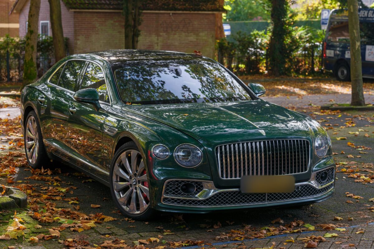 Bentley Flying Spur verte sur un tapis de feuilles d’automne