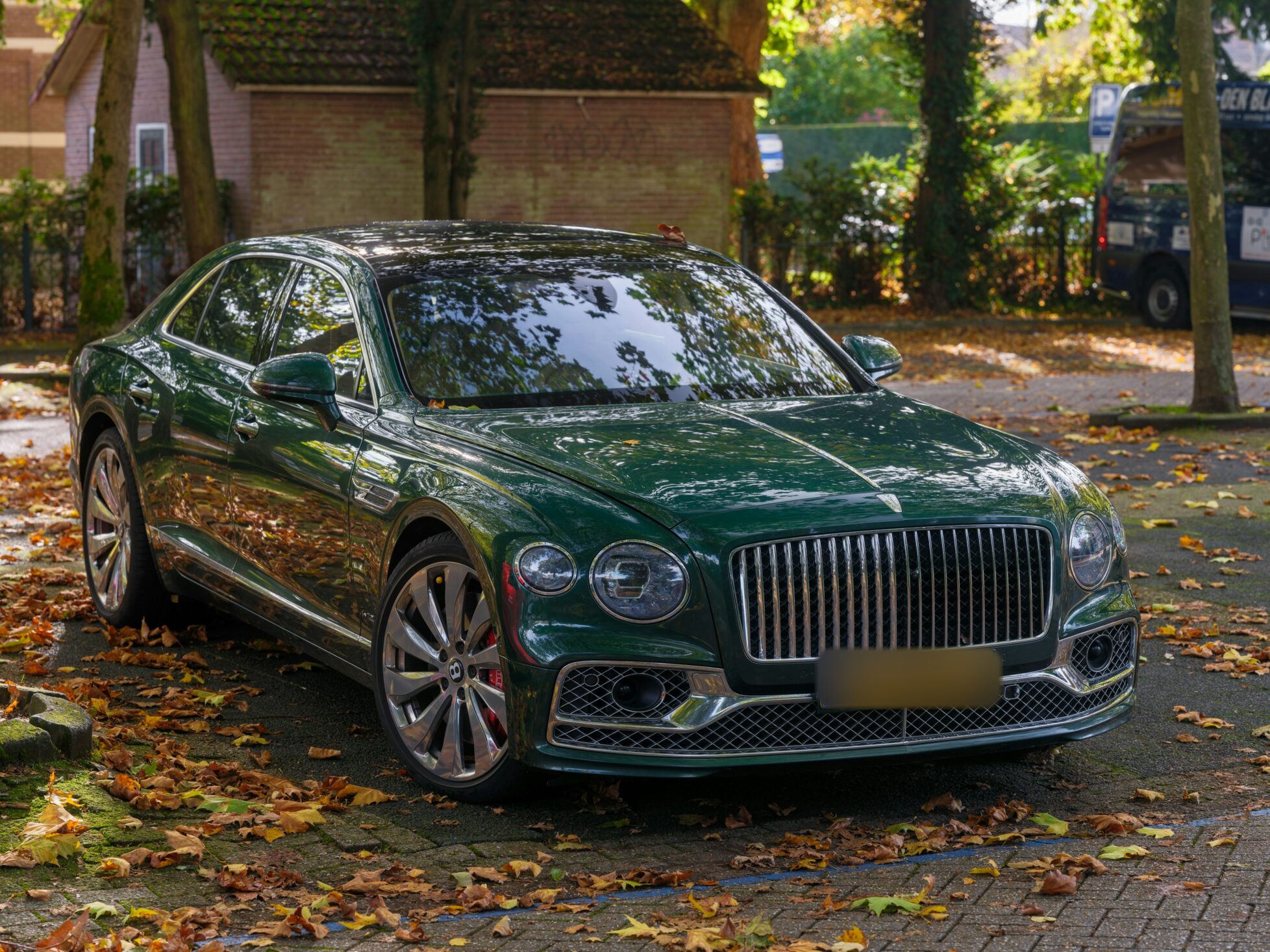 Bentley Flying Spur verte sur un tapis de feuilles d’automne