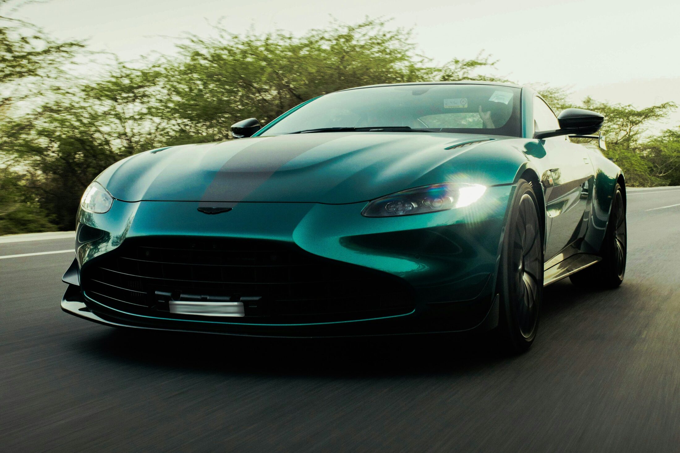 Aston Martin Vantage F1 Edition verte en mouvement