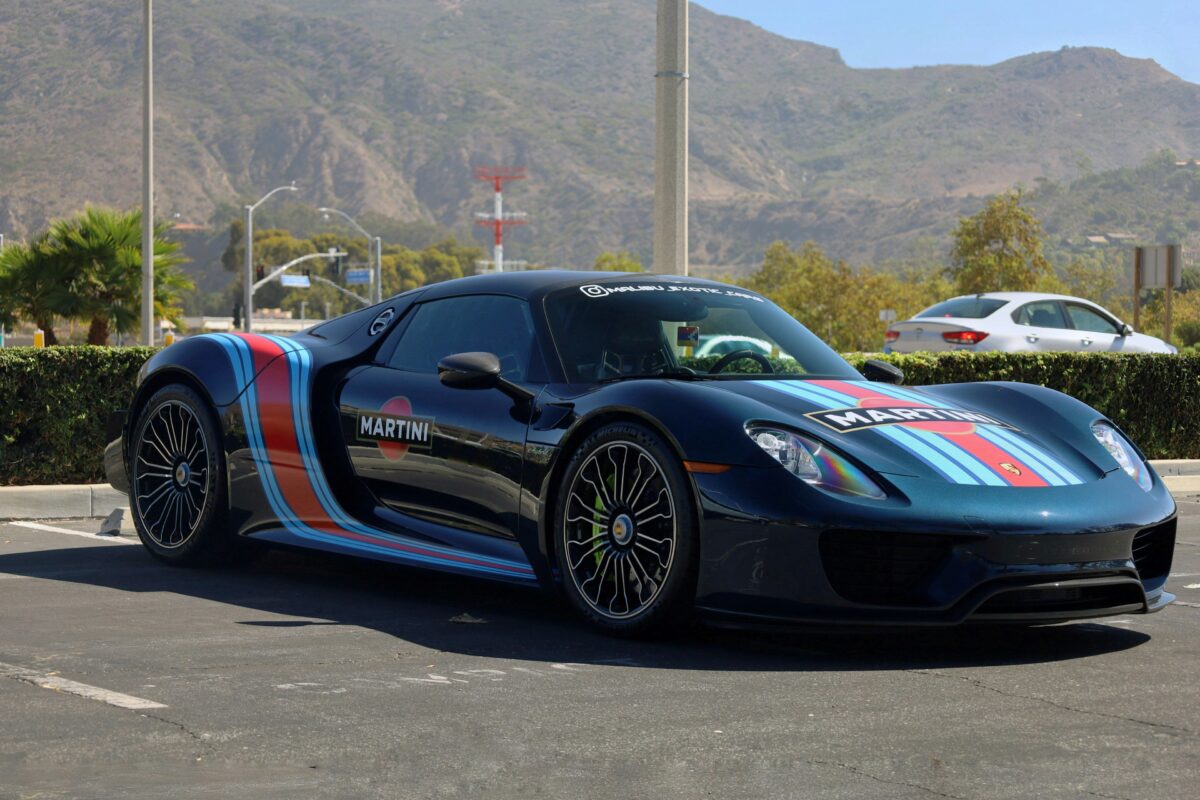 Porsche 918 Spyder en livrée Martini sur un parking