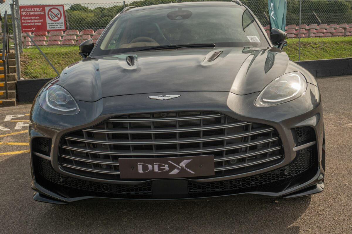 Aston Martin DBX707 grise, vue de face