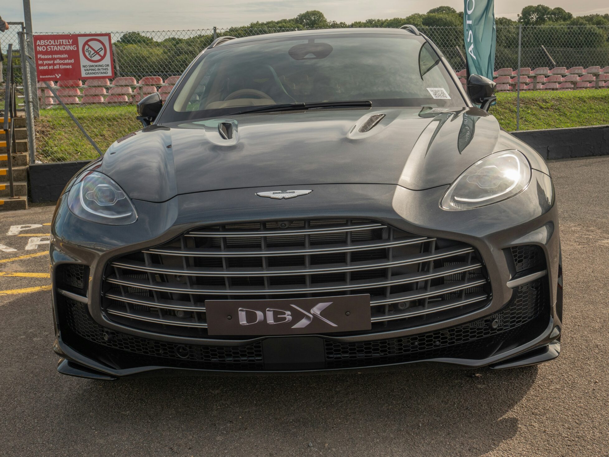Aston Martin DBX707 grise, vue de face