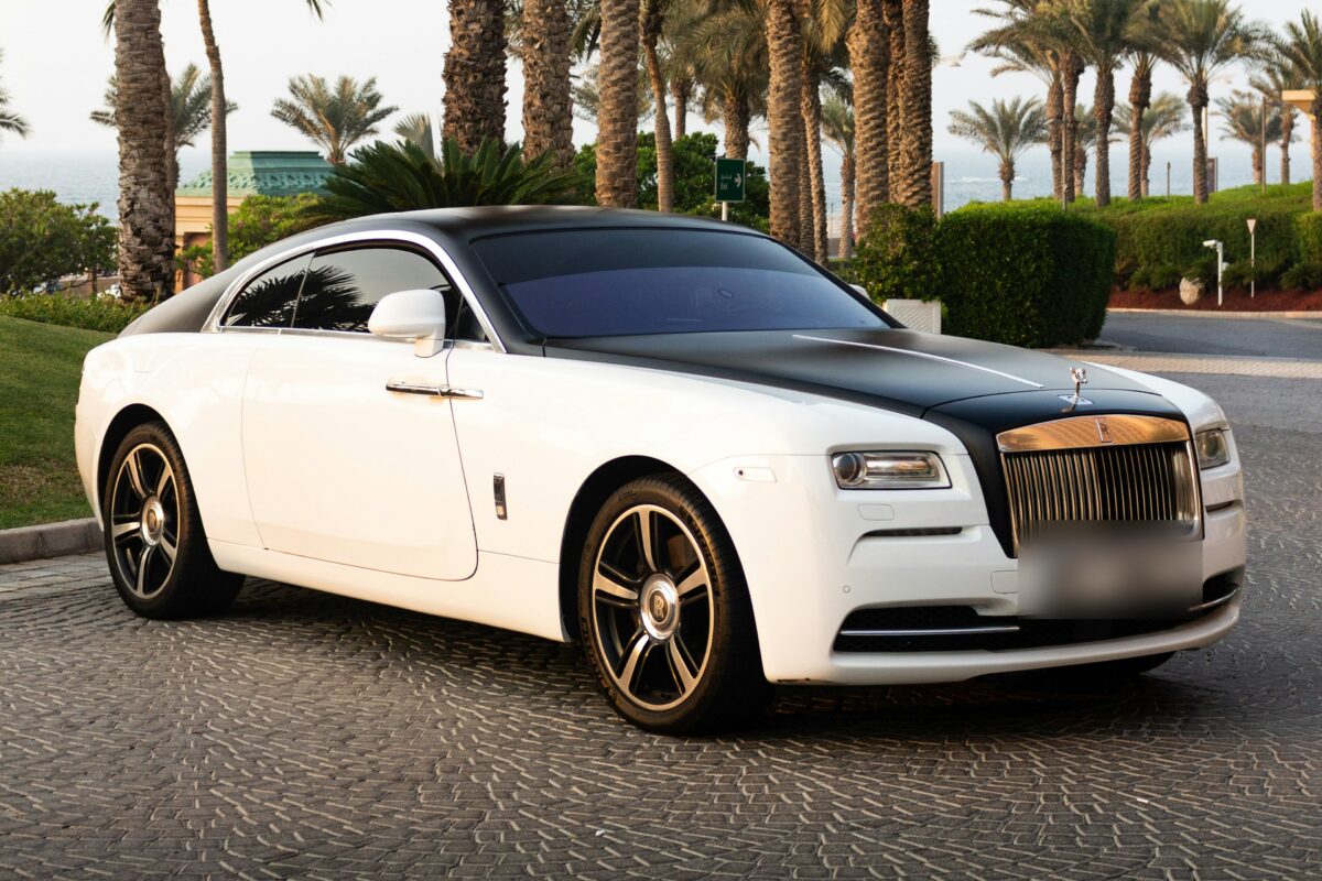 Rolls-Royce Wraith bicolore blanc et noir sous les palmiers