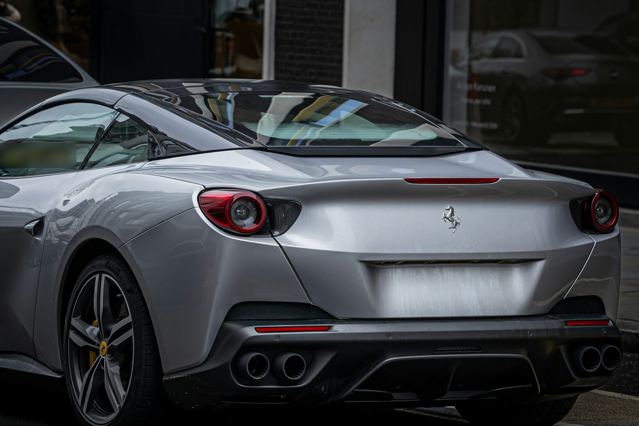 Ferrari Portofino argent, vue trois-quarts arrière