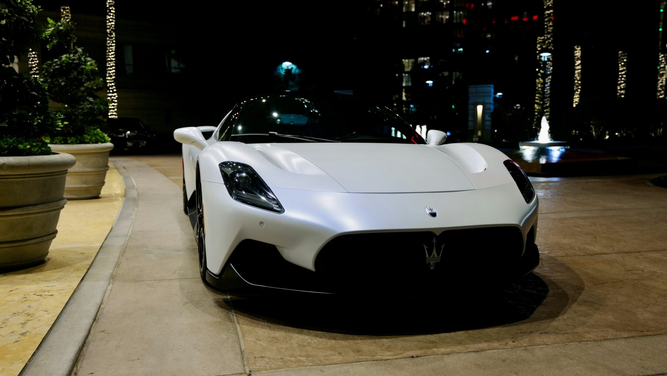 Maserati MC20 blanche de nuit, vue de face
