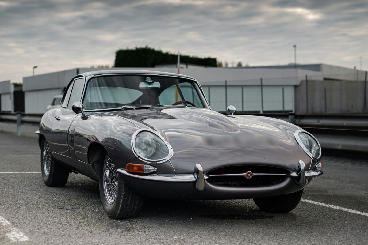 Jaguar Type E Série 1 coupé grise, vue trois-quarts avant