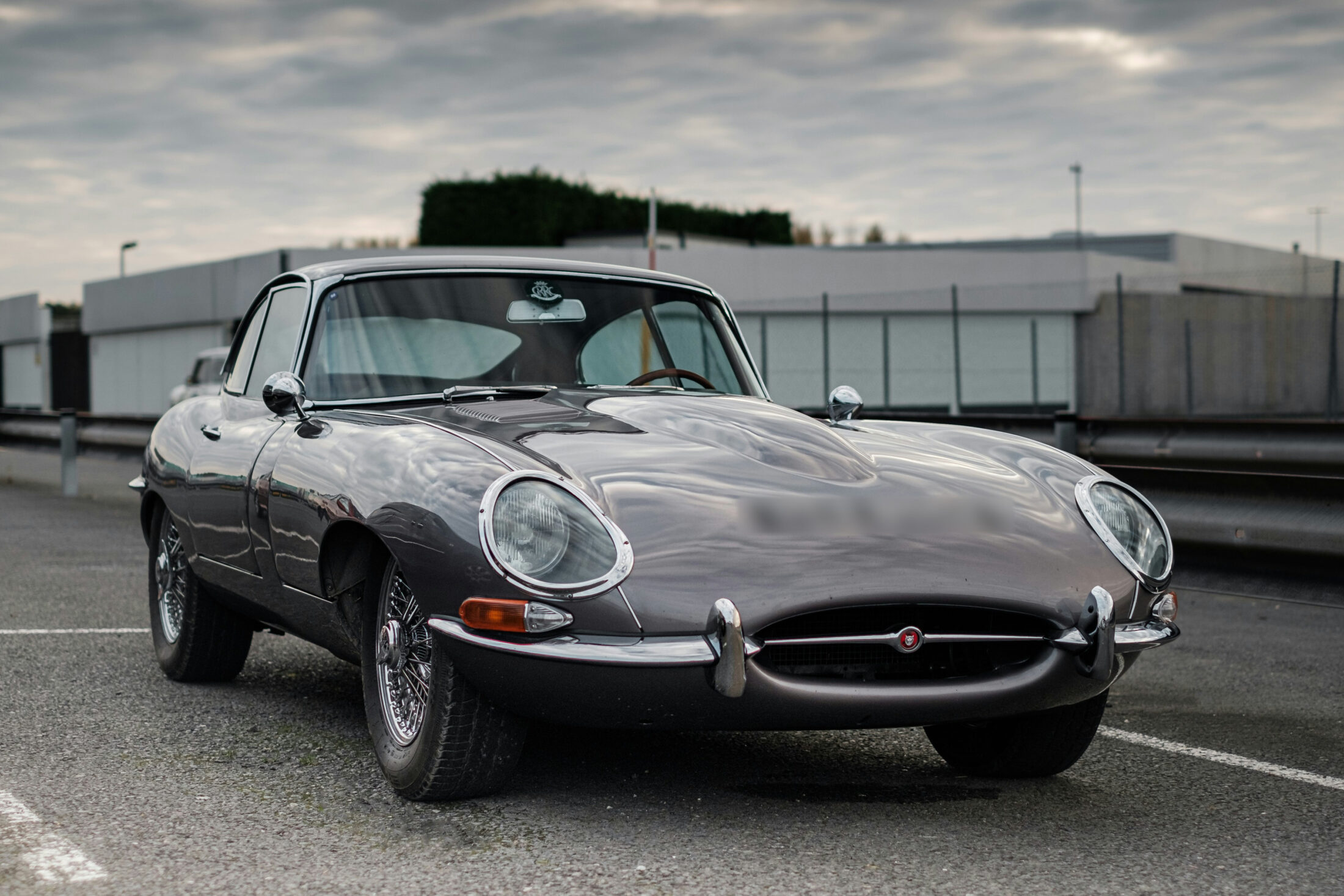 Jaguar Type E Série 1 coupé grise, vue trois-quarts avant