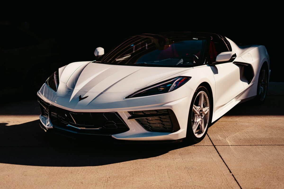 Chevrolet Corvette Stingray Cabriolet blanche, toit ouvert