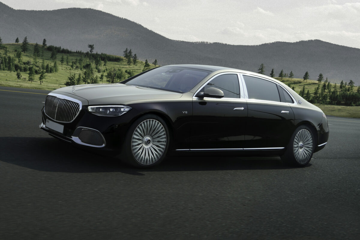 Mercedes-Maybach S 680 bicolore sur une route de montagne