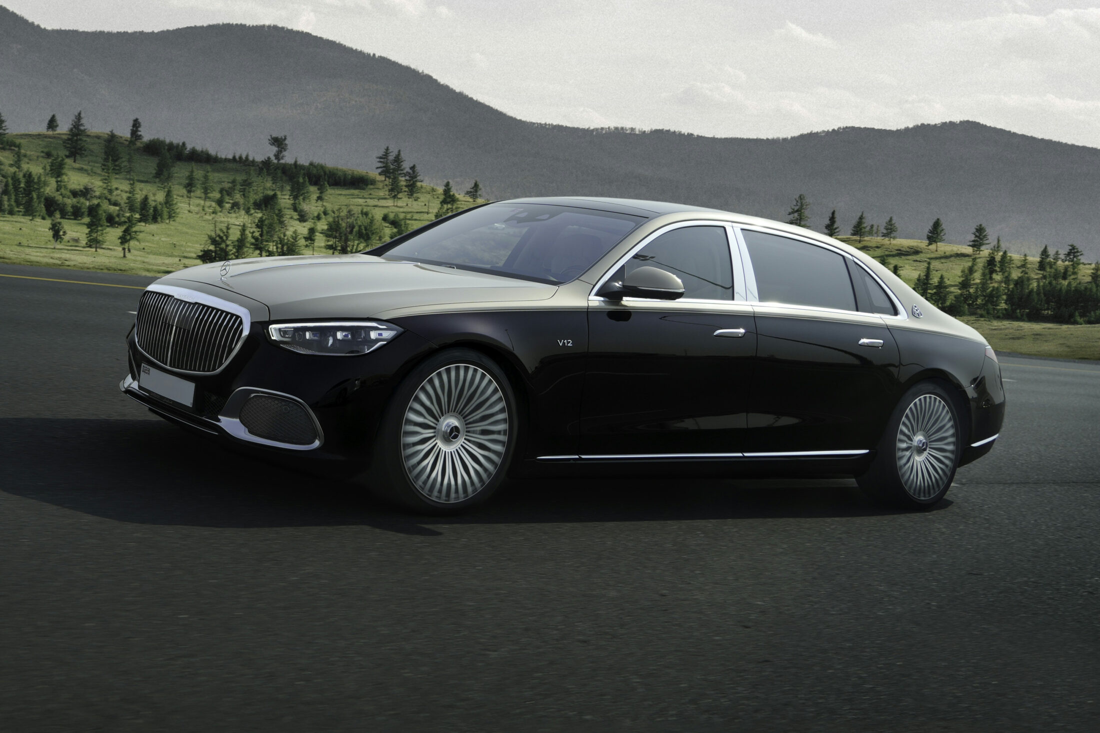 Mercedes-Maybach S 680 bicolore sur une route de montagne