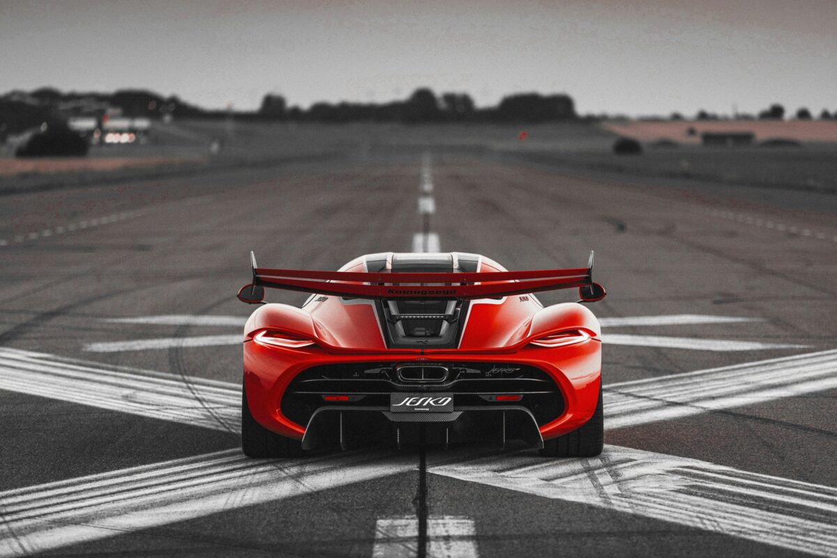 Koenigsegg Jesko Attack rouge vue de l’arrière sur une piste d’aérodrome