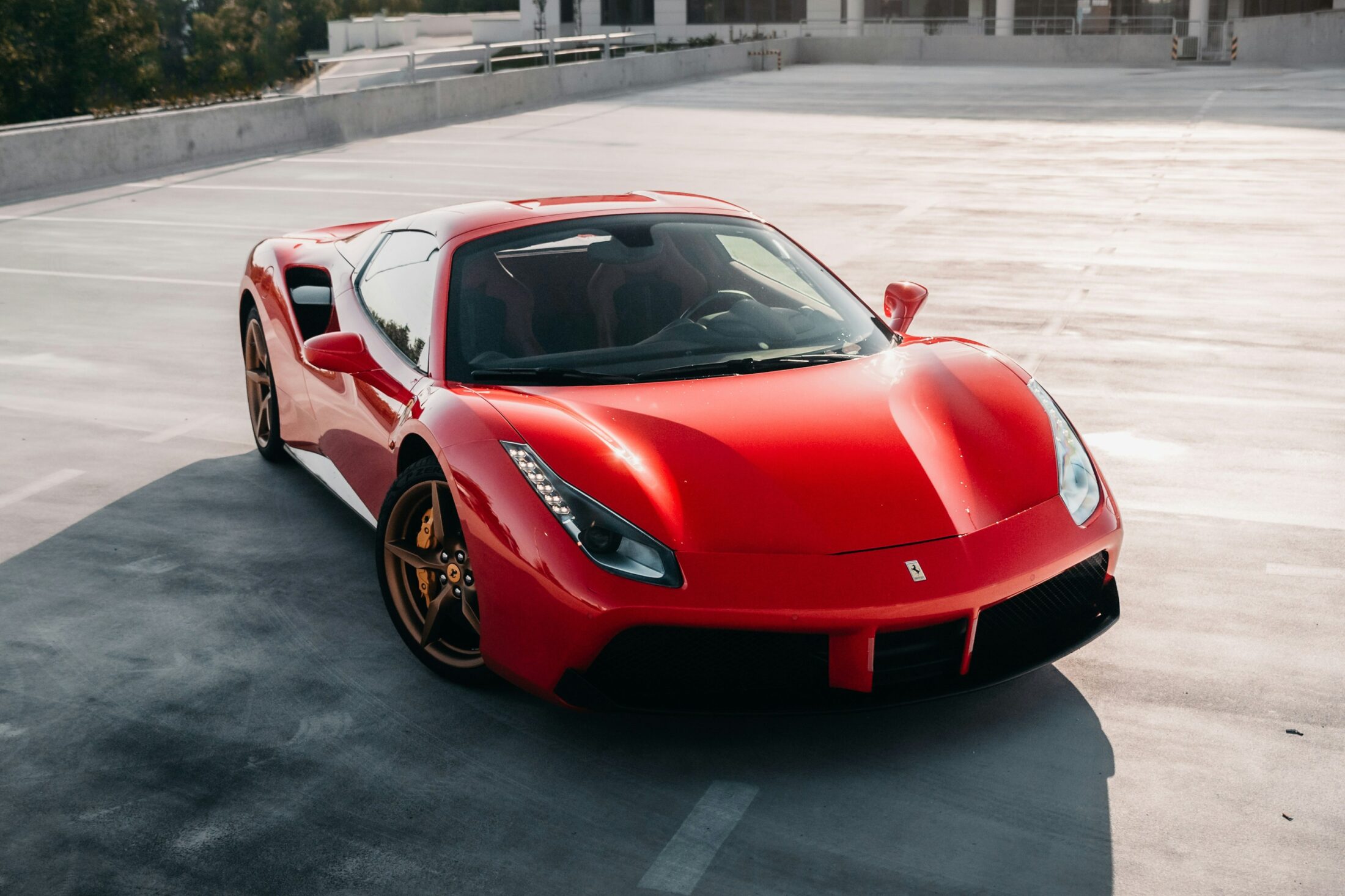 Ferrari 488 Spider rouge sur un toit de parking