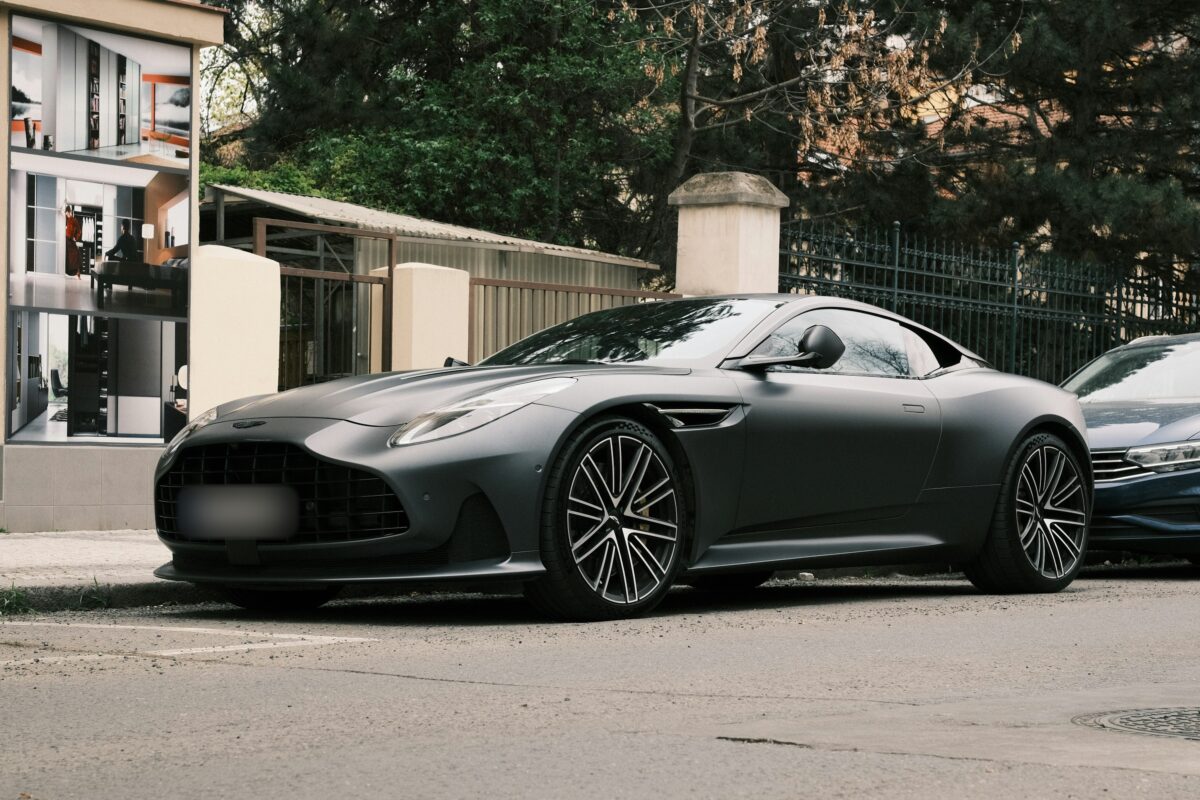 Aston Martin DB12 gris mat garée dans une rue