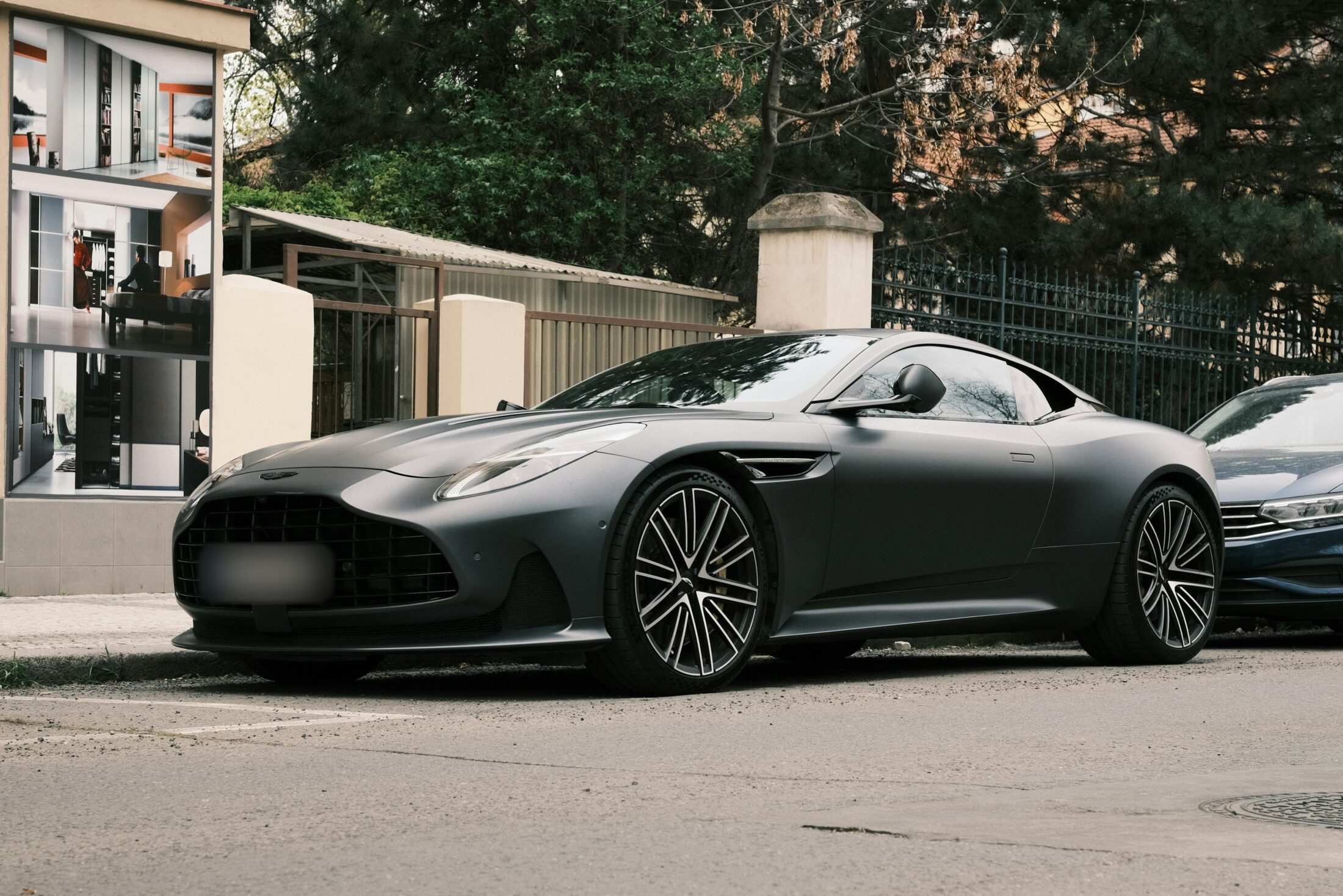 Aston Martin DB12 gris mat garée dans une rue