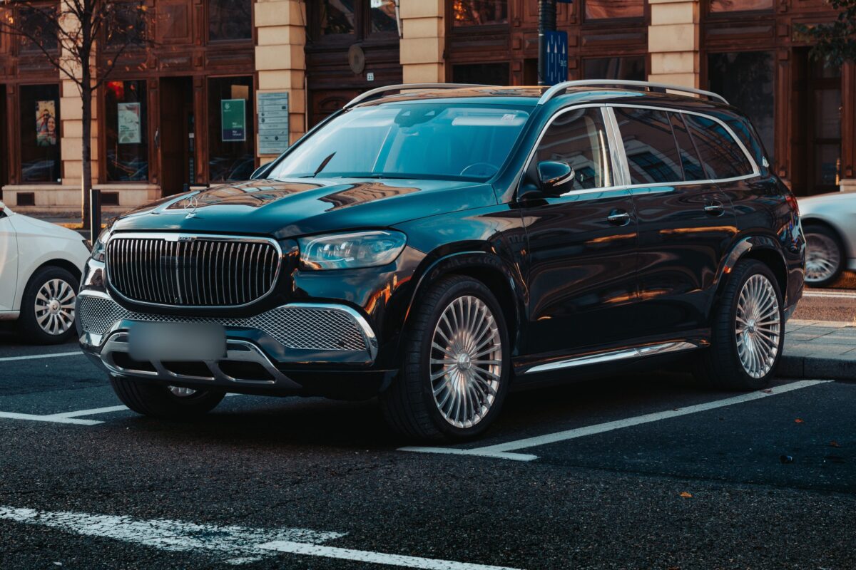 Mercedes-Maybach GLS 600 noire garée en ville