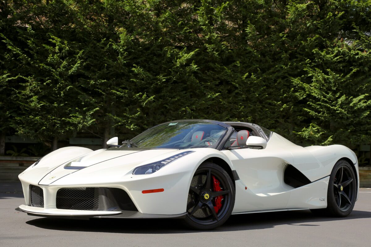 Ferrari LaFerrari Aperta blanche devant une haie