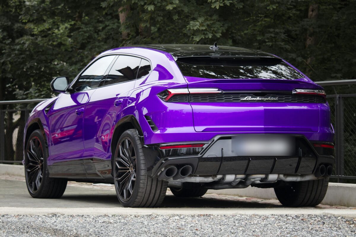 Lamborghini Urus SE violette, vue trois-quarts arrière