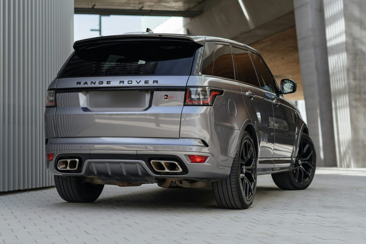 Range Rover Sport SVR grise, vue trois-quarts arrière