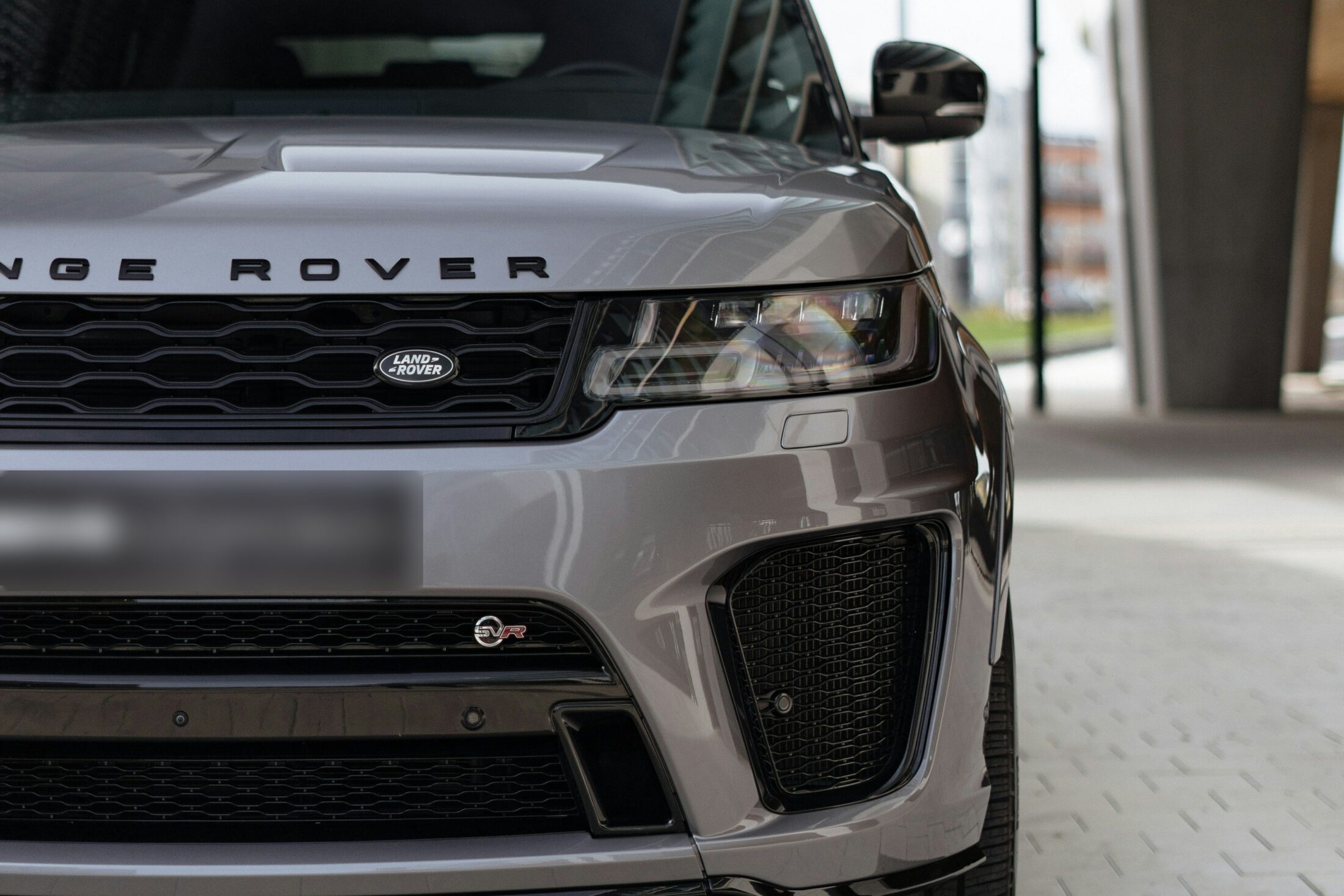 Range Rover Sport SVR grise, vue de face