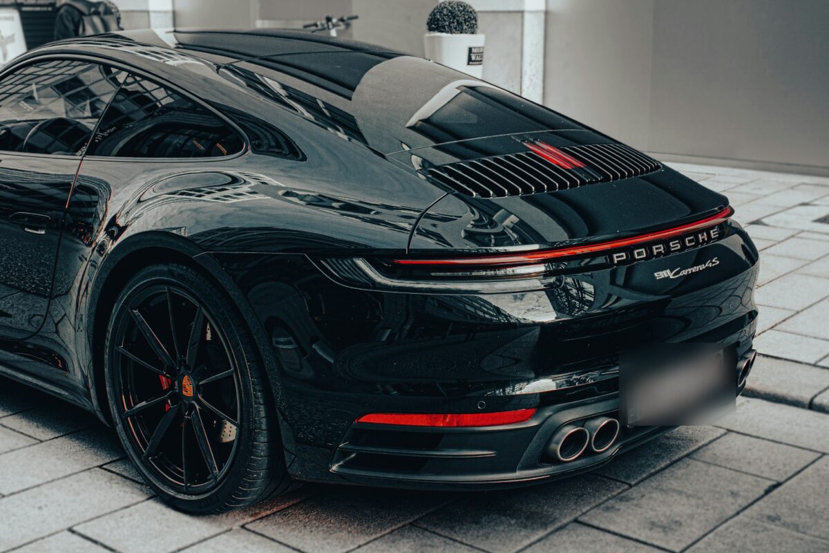 Porsche 911 Carrera 4S noire, vue trois-quarts arrière