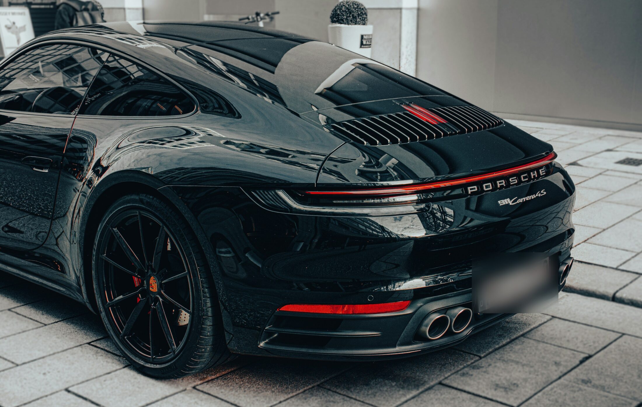 Porsche 911 Carrera 4S noire, vue trois-quarts arrière