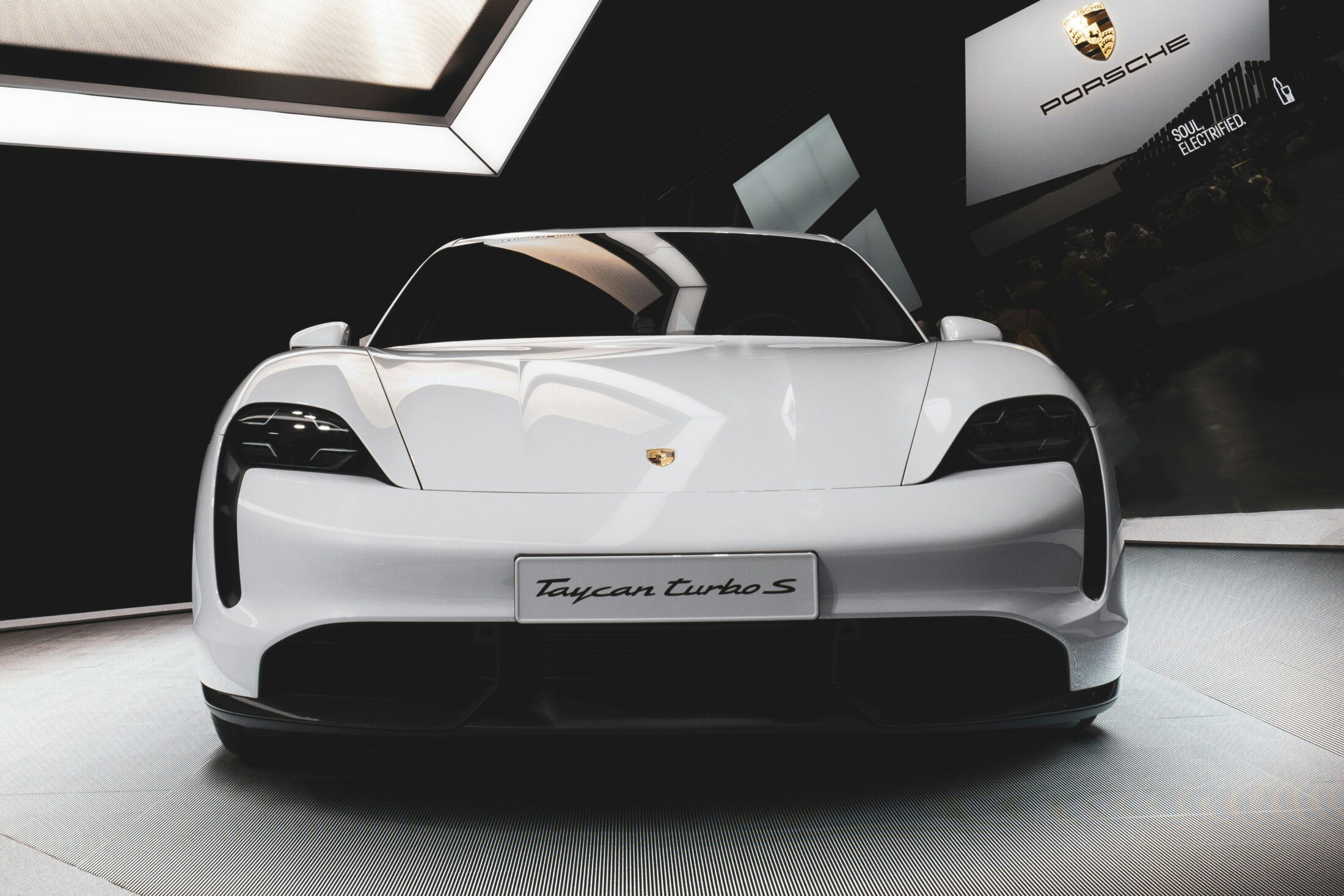 Porsche Taycan Turbo S blanche, vue de face