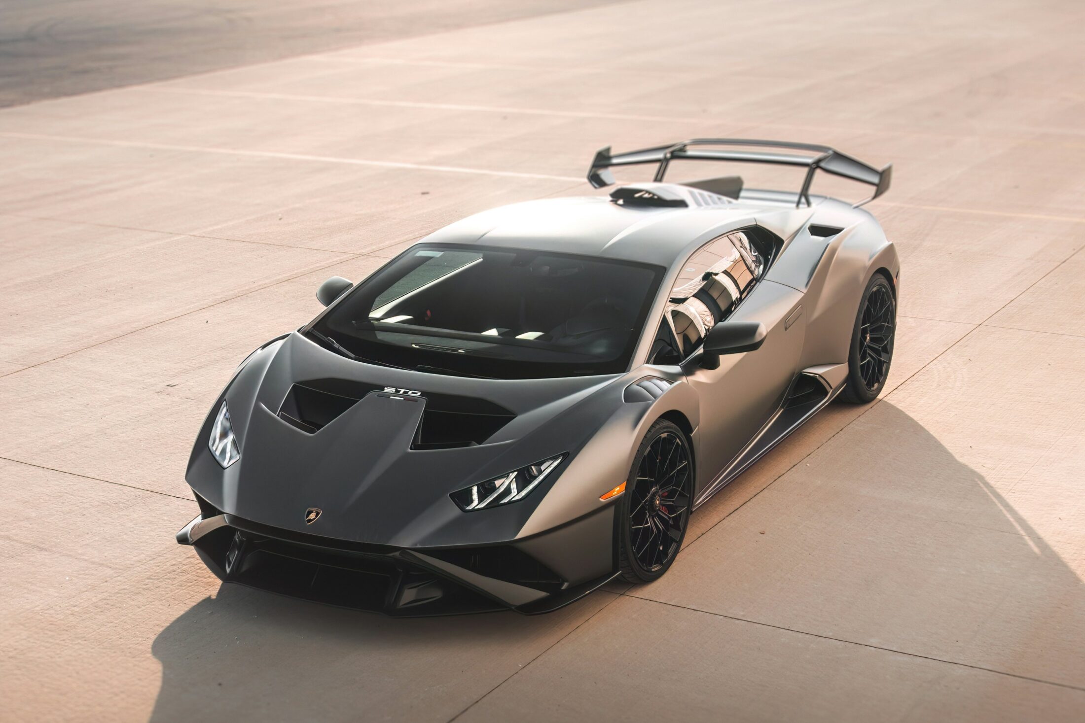 Lamborghini Huracán STO grise, vue plongeante