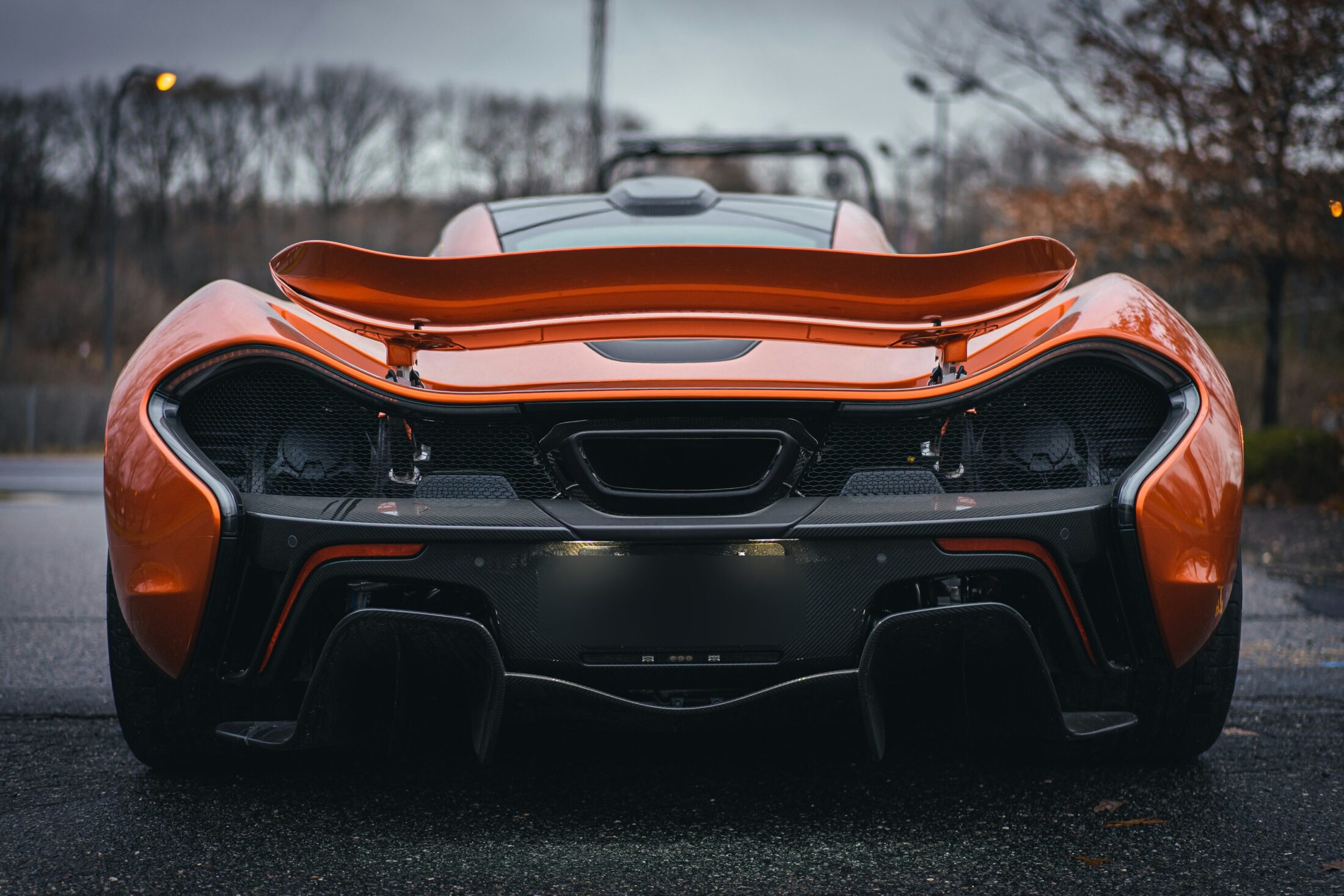 McLaren P1 orange, vue arrière