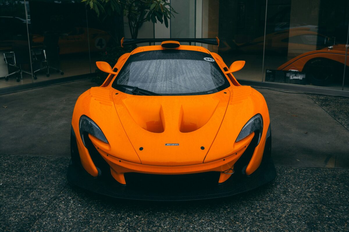 McLaren P1 orange devant une concession