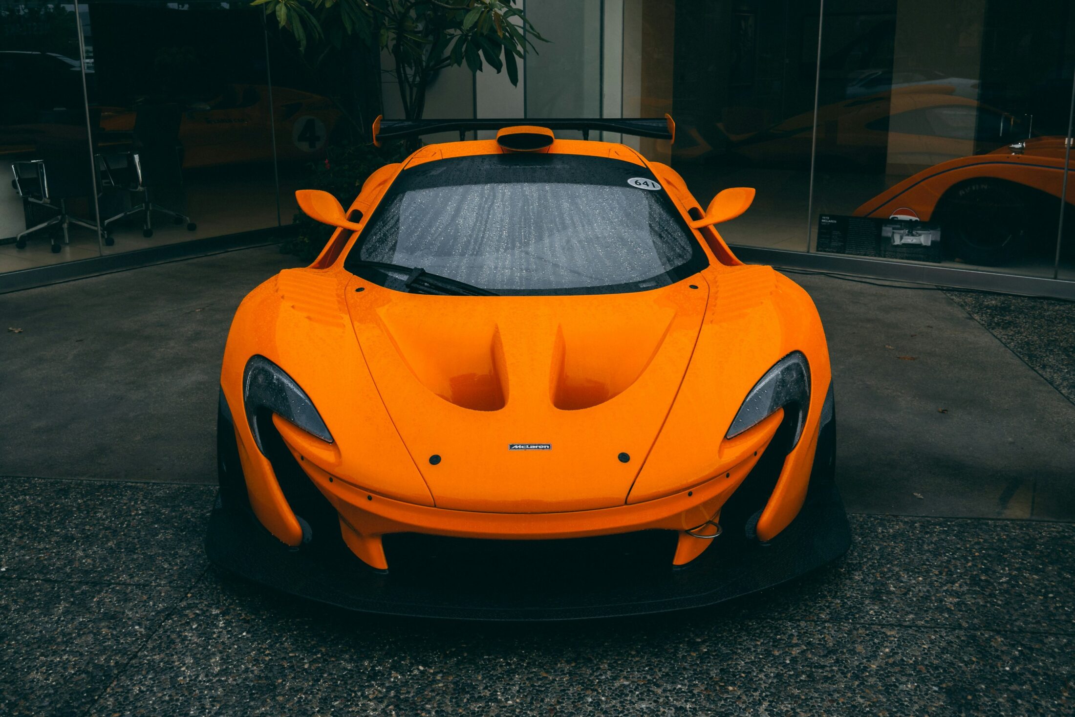 McLaren P1 orange devant une concession