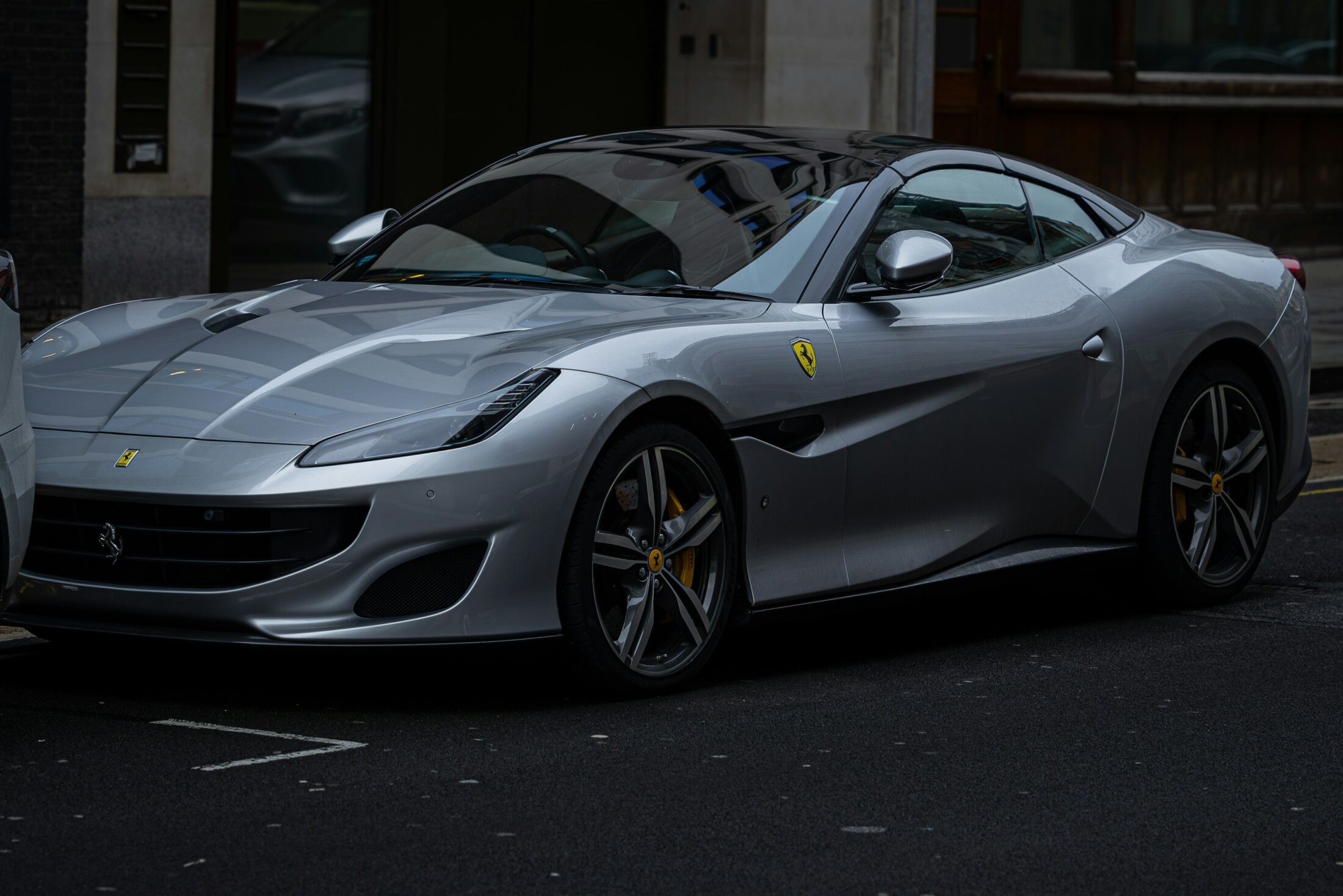 Ferrari Portofino argent dans une rue
