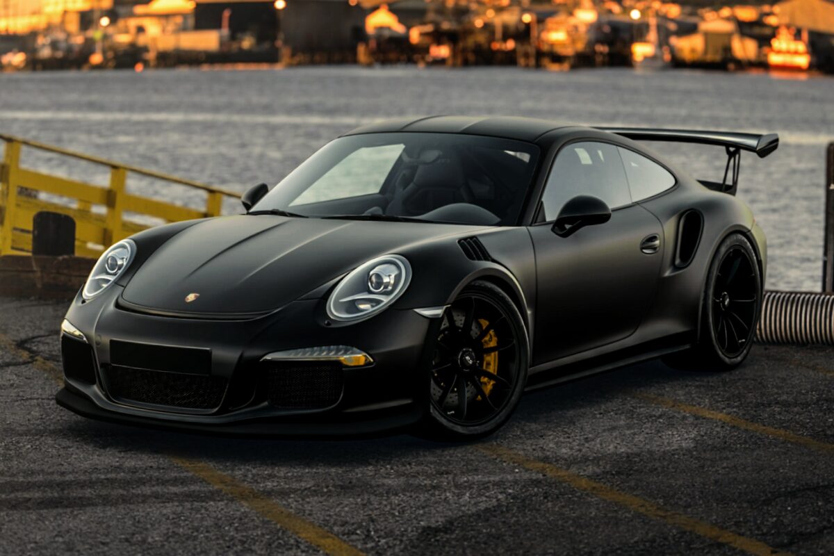 Porsche 911 GT3 RS noire mate au bord de l’eau