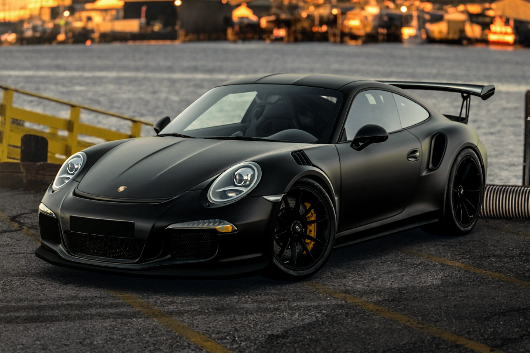Porsche 911 GT3 RS noire mate au bord de l’eau