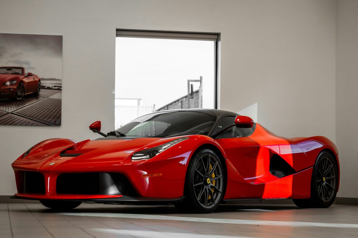 Ferrari LaFerrari rouge dans un showroom