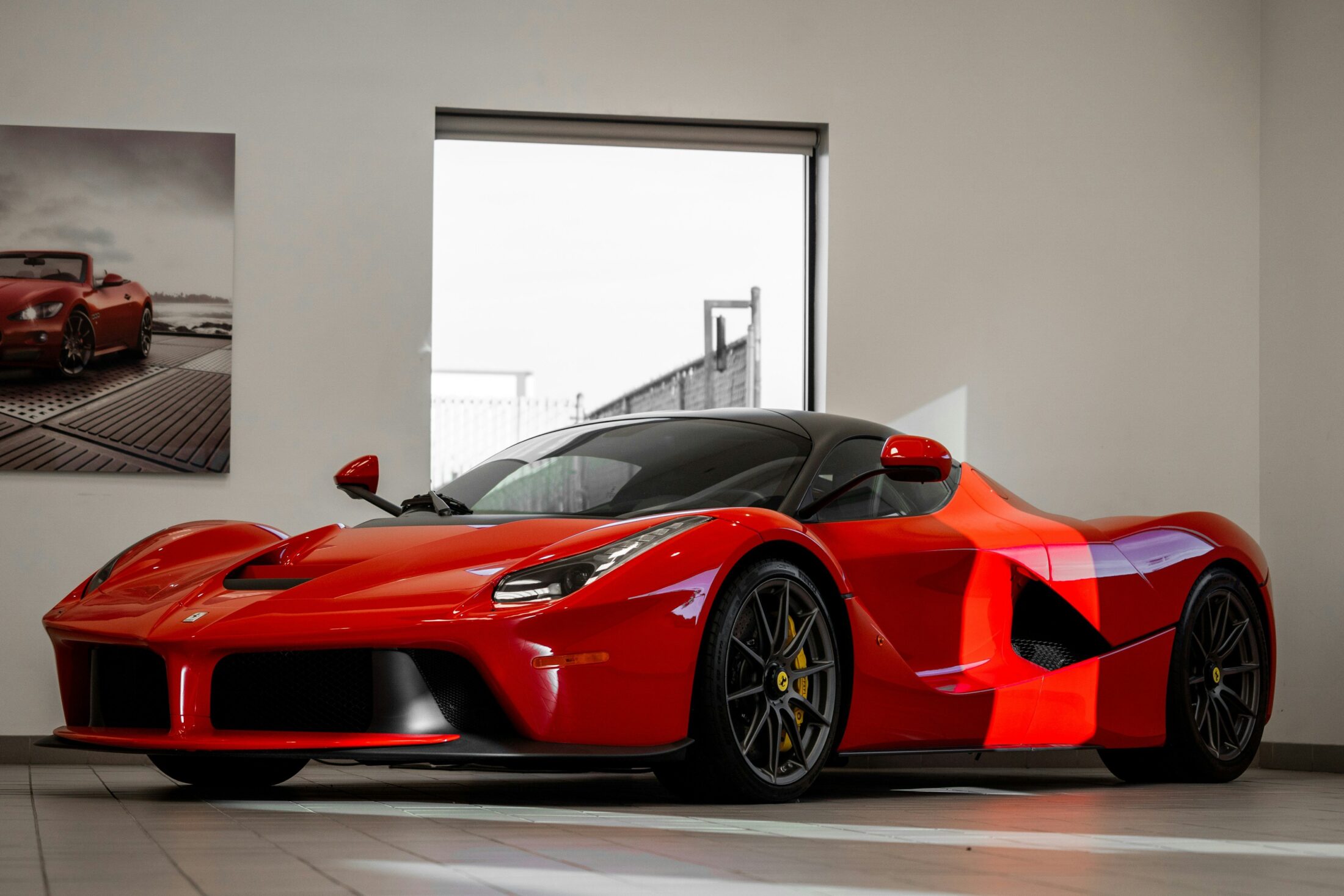 Ferrari LaFerrari rouge dans un showroom