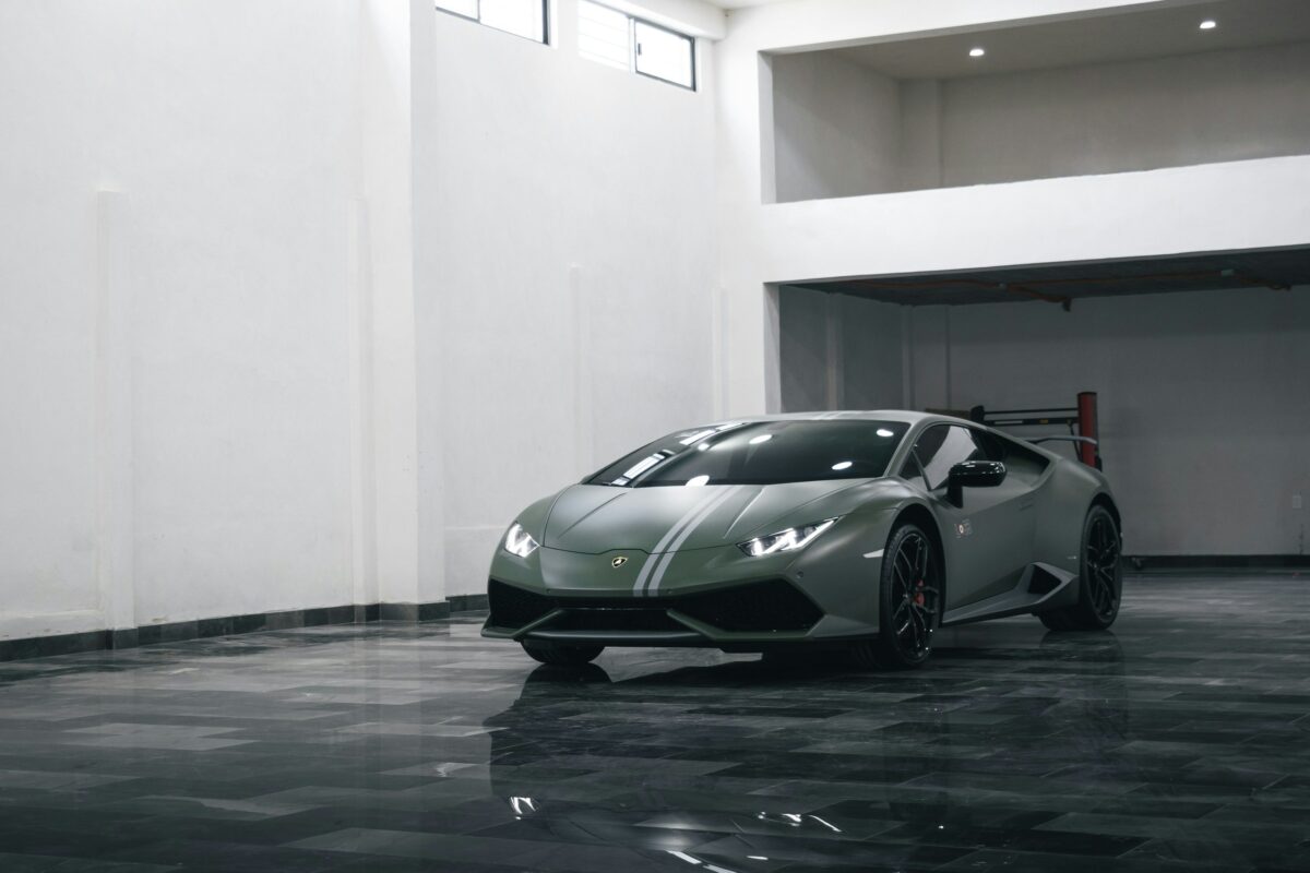 Lamborghini Huracán Performante grise dans un garage blanc